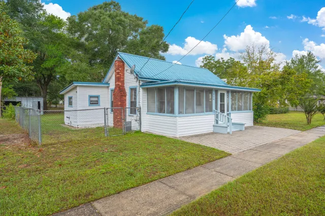 $1,500 | 346 Crescent Drive, DeFuniak Springs, FL 32435