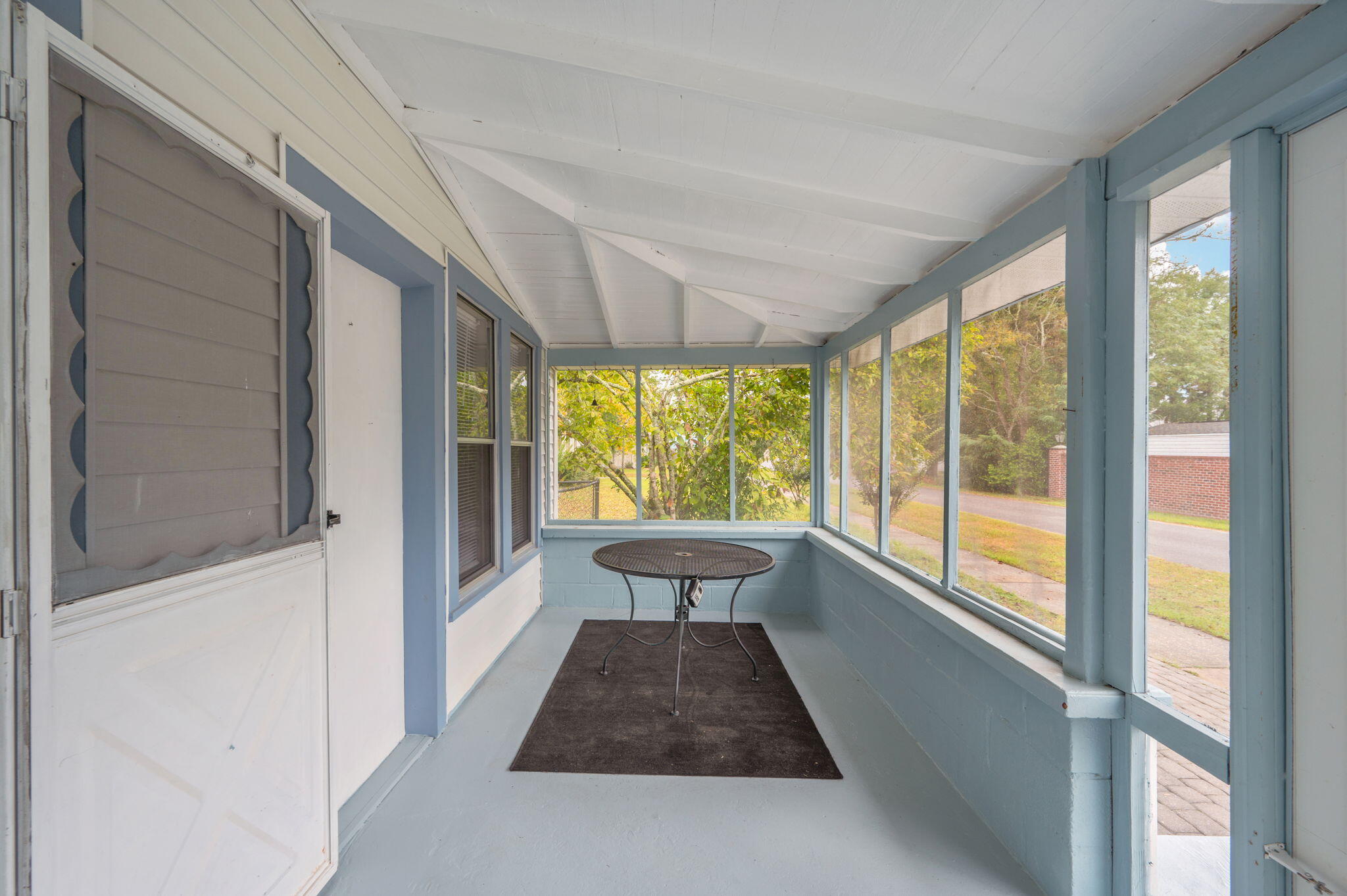 346 Crescent Drive DeFuniak Springs, FL 32435 - Photo 5 of 32 a bathroom with a large window