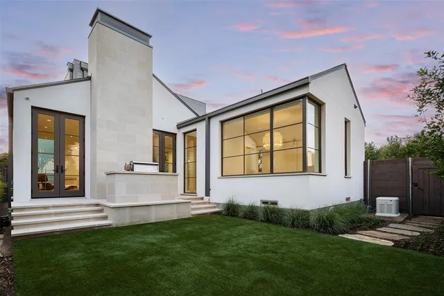 a view of front a house with a yard