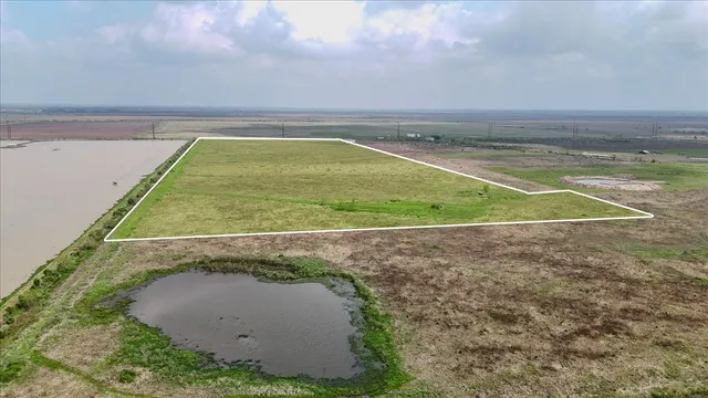 a view of a tennis court