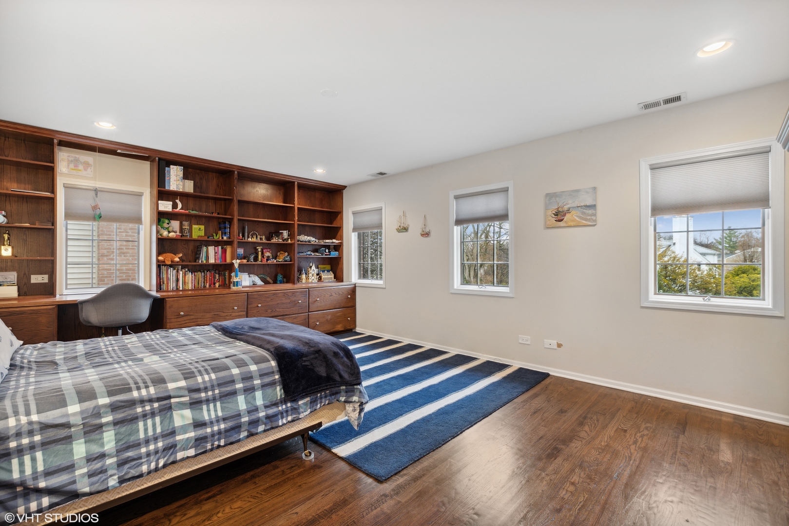 1041 Pontiac Road Wilmette, IL 60091 - Photo 19 of 33 a bedroom with a bed and window