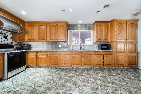 $3,500 | 724 North Fogg Street, Las Vegas, NV 89110