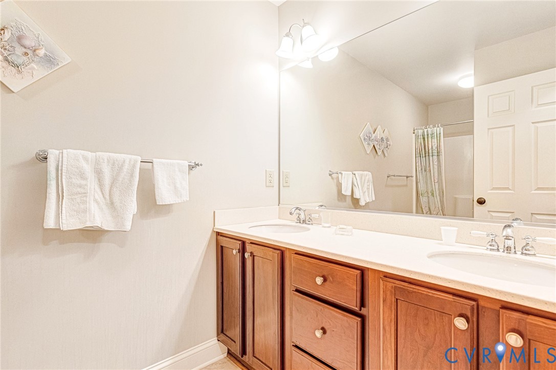 14461 Riverside Drive Ashland, VA 23005 - Photo 42 of 63 Hall bathroom with double vanity & tub/shower
