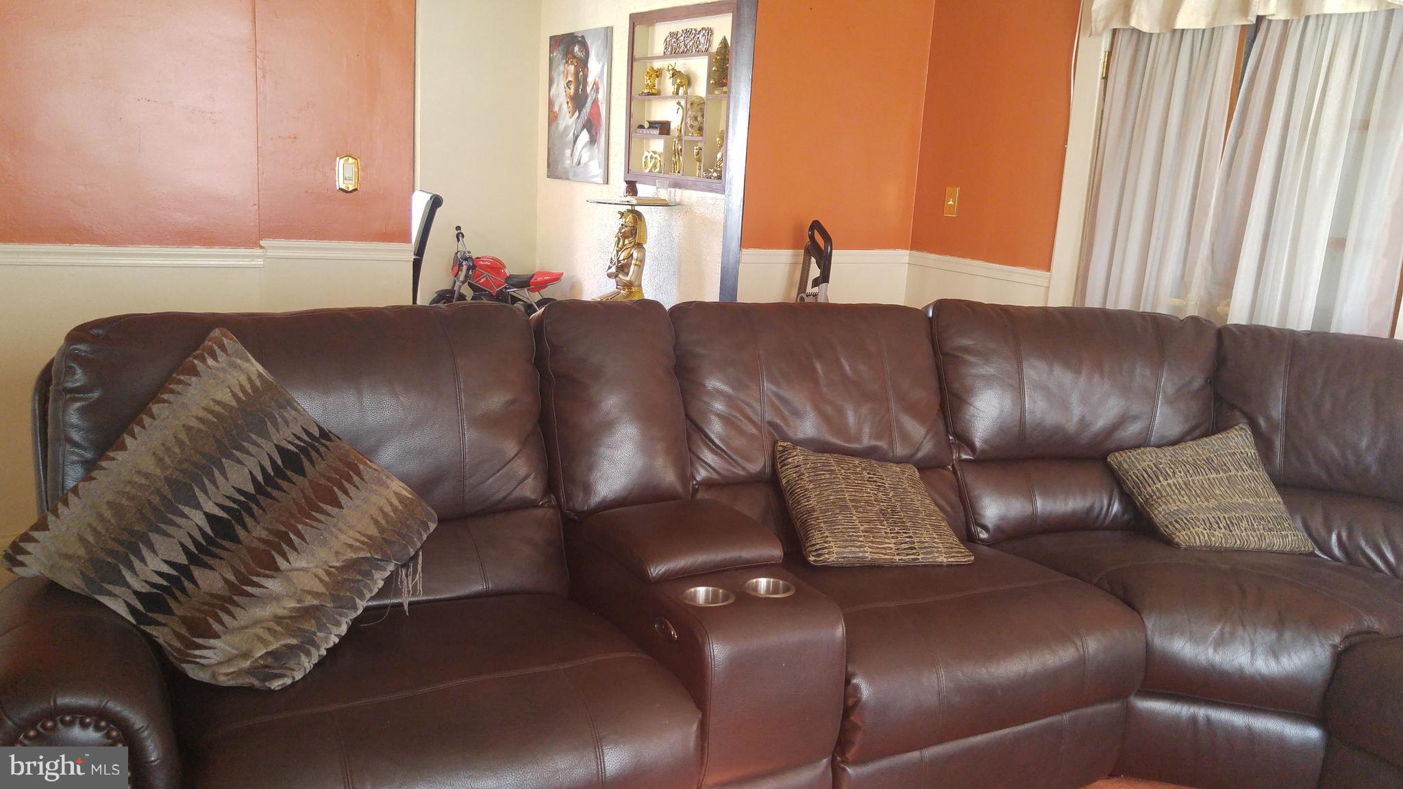 3601 Dorchester Road Baltimore, MD 21215 - Photo 4 of 12 Living Room