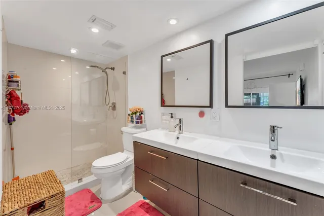 a en suite bathroom with double sink and a mirror