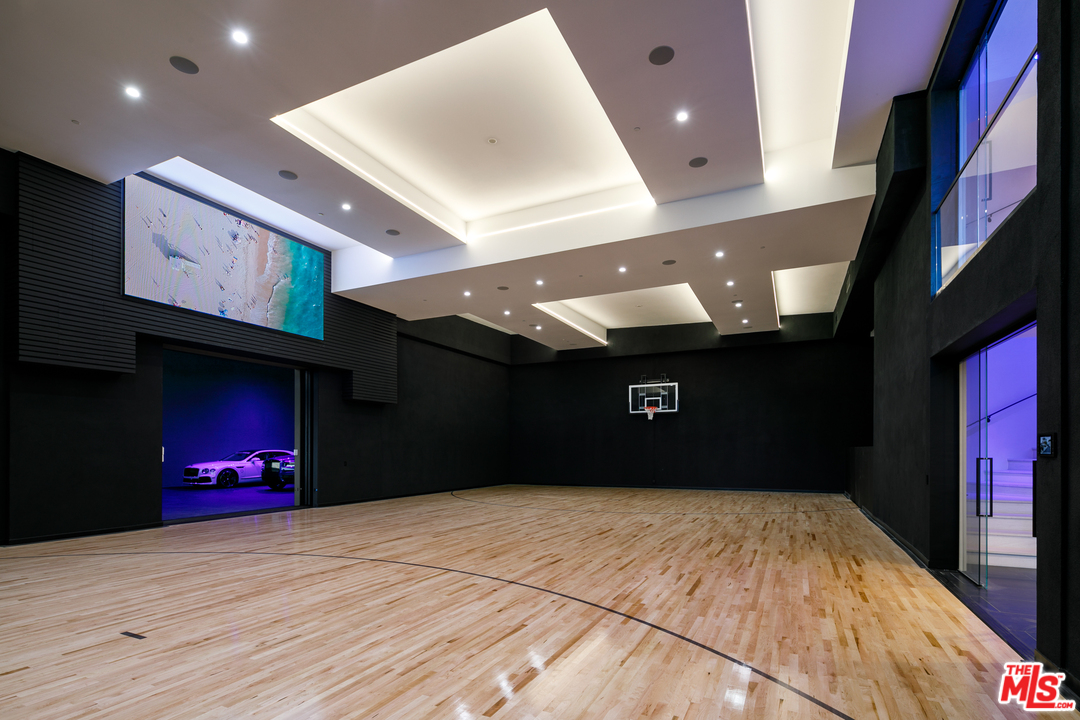 10697 Somma Way Los Angeles, CA 90077 - Photo 23 of 25 a front view of a building