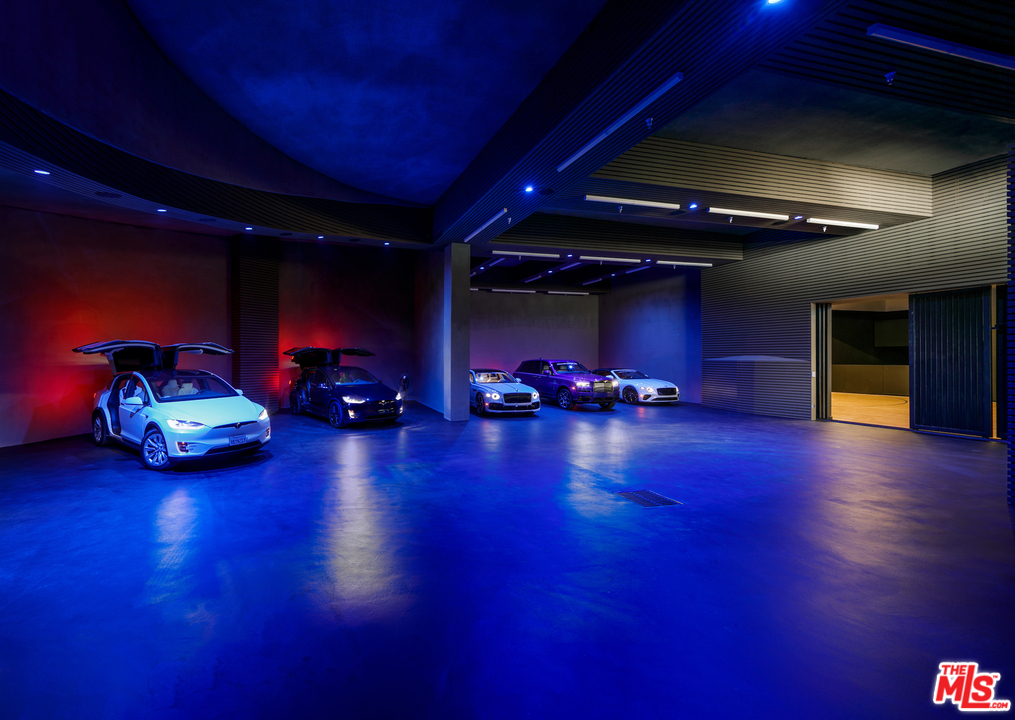 10697 Somma Way Los Angeles, CA 90077 - Photo 24 of 25 a view of a room with gym equipment