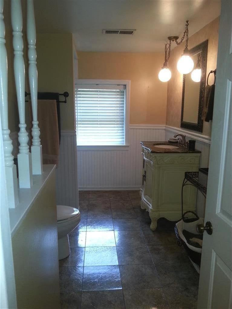 830 Crosshill Road Danville, KY 40422 - Photo 26 of 35 Second floor bath adjacent to master