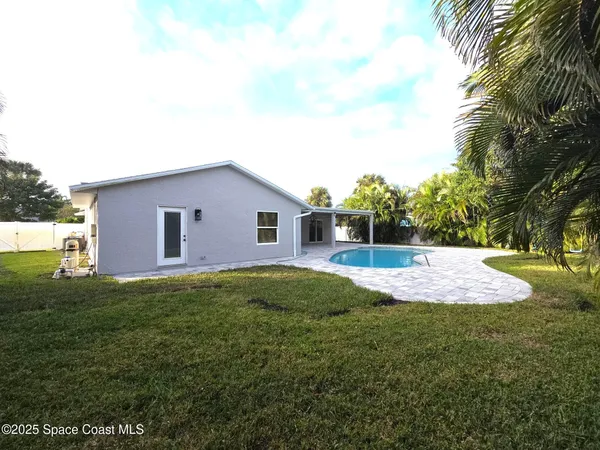 a view of a house with a backyard