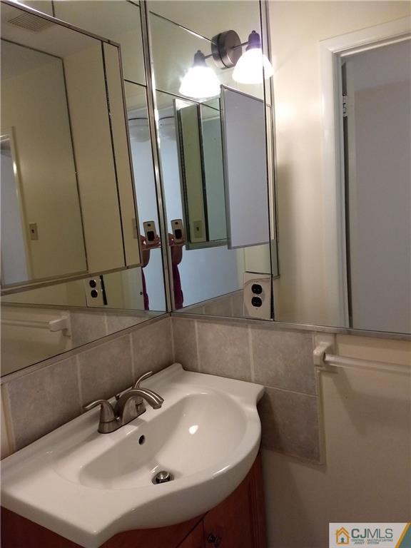 21 Rutledge Court East Brunswick, NJ 08816 - Photo 18 of 20 Gallery Image 18