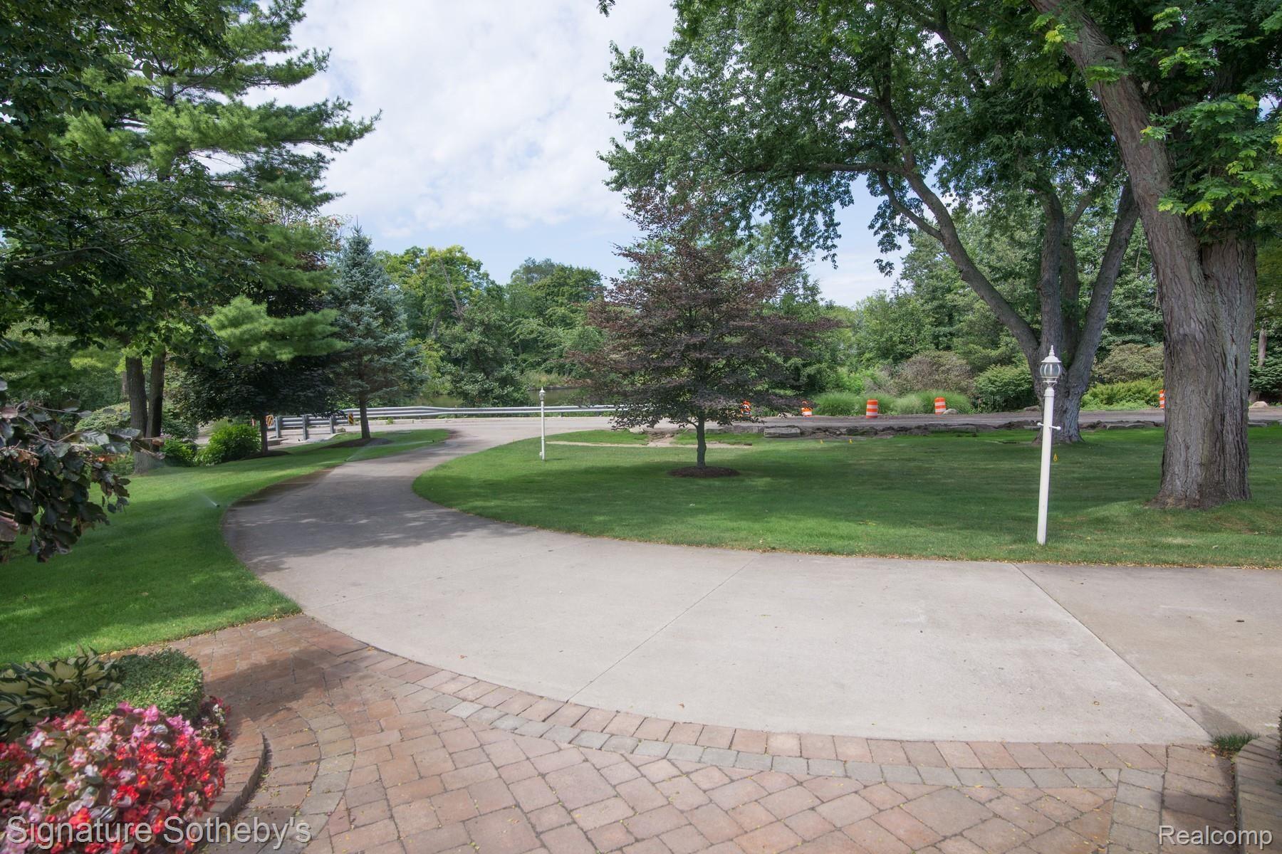 172 Chesterfield Road Bloomfield Hills, MI 48304 - Photo 57 of 98 008_43.jpg Circle drive and brick paver walkways