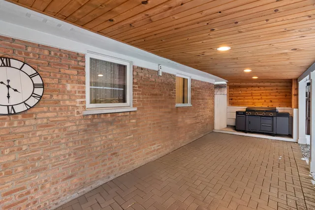 $299,900 | 8239 Sayre Avenue, Burbank, IL 60459