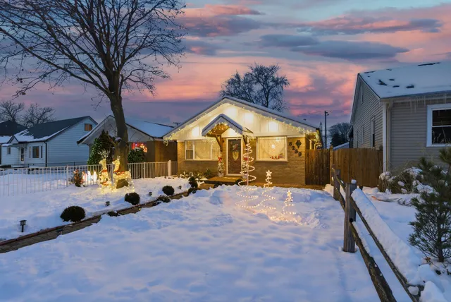 $299,900 | 8239 Sayre Avenue, Burbank, IL 60459