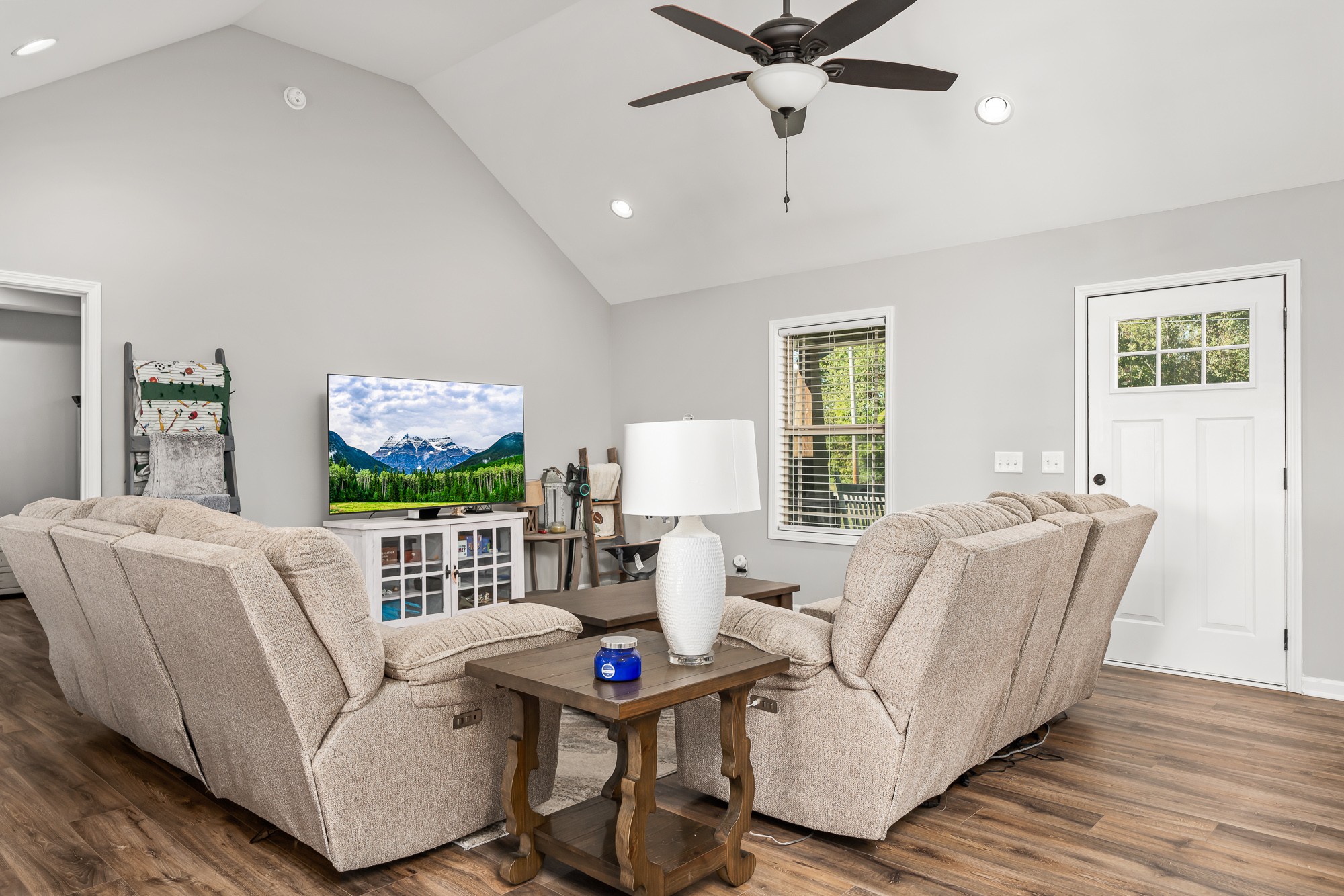 8606 Fredonia Road Manchester, TN 37355 - Photo 10 of 29 a living room with furniture and a flat screen tv