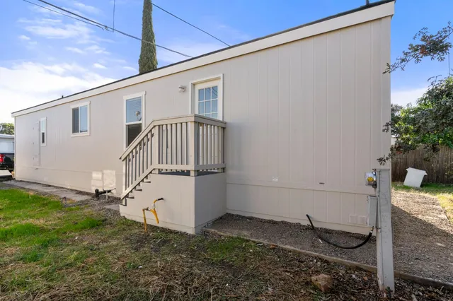 a view of a house with backyard