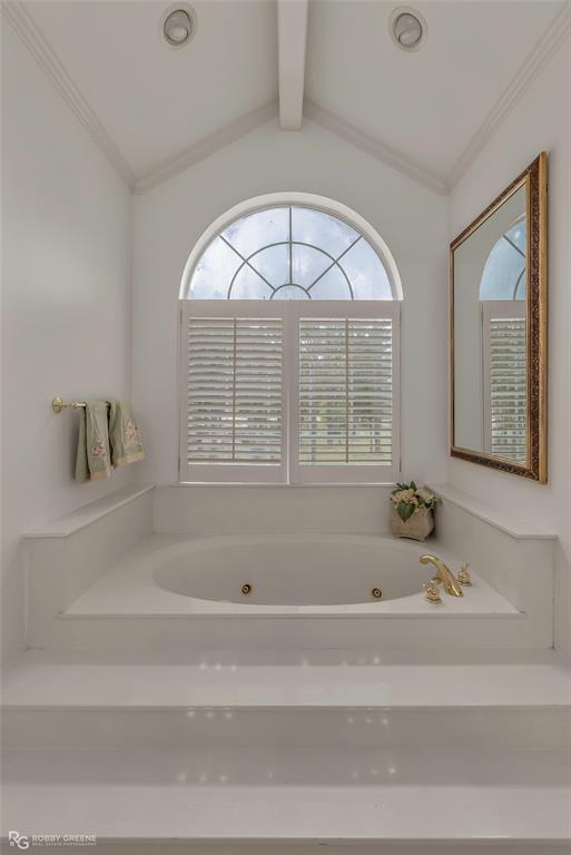 400 Crouch Road Benton, LA 71006 - Photo 30 of 40 a bathroom with a bathtub and a sink