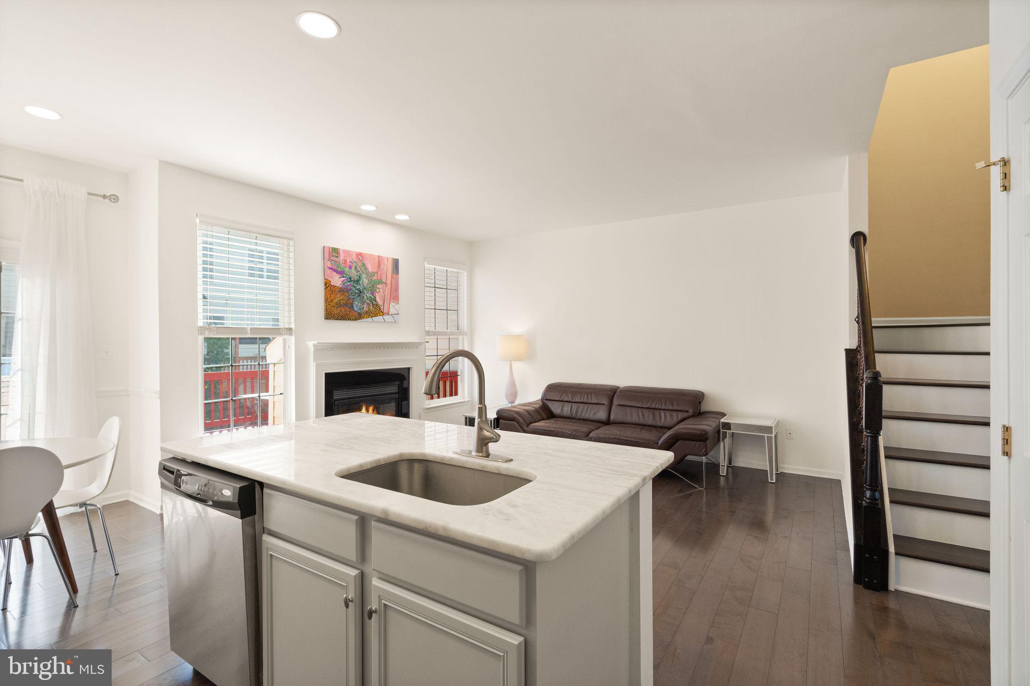 42711 Newcomer Terrace Chantilly, VA 20152 - Photo 6 of 57