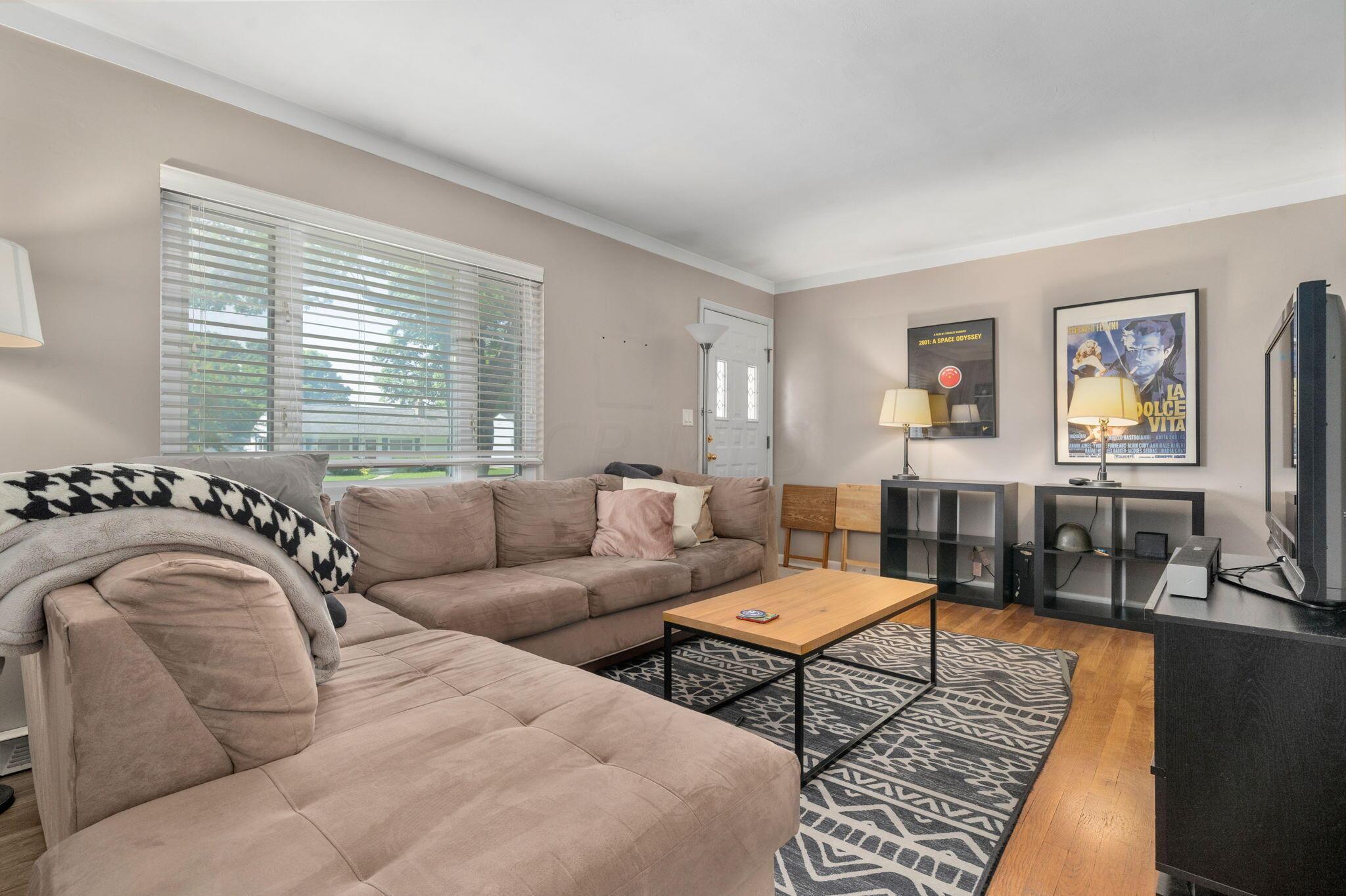 2580 Woodstock Road Columbus, OH 43221 - Photo 4 of 37 Living Room