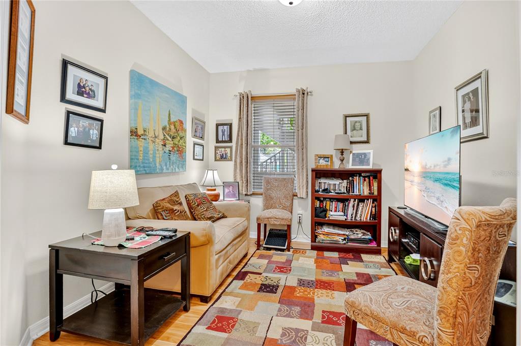 550 Cranes Way, Unit 122 Altamonte Springs, FL 32701 - Photo 11 of 26 a living room with furniture and a bookshelf