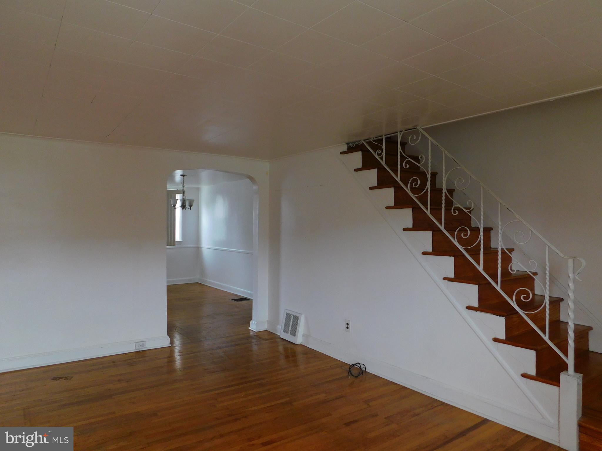 127 Academy Road Clifton Heights, PA 19018 - Photo 3 of 24 Living Room