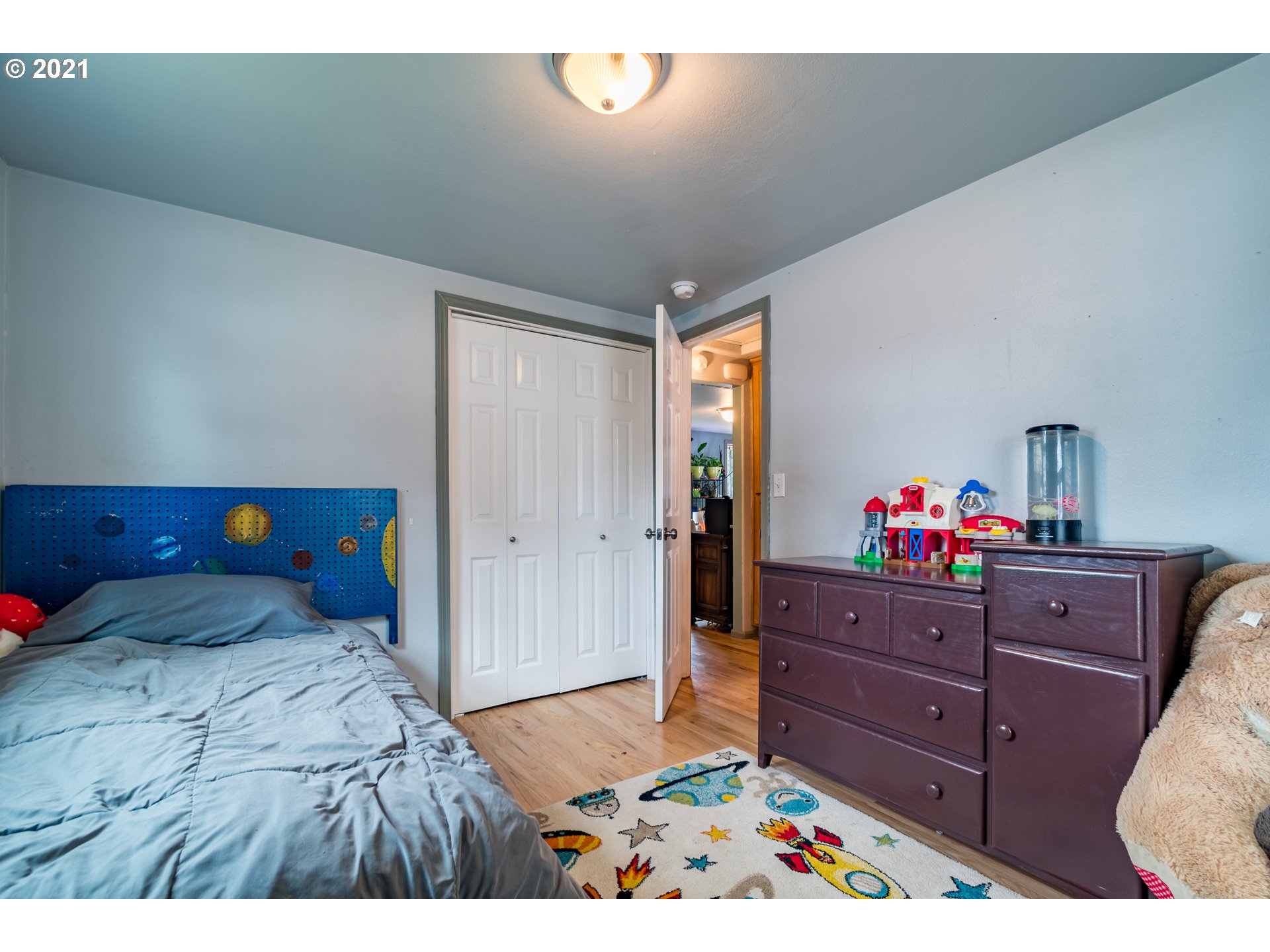 5195 E Street Springfield, OR 97478 - Photo 18 of 30 a bed room with a bed and a dresser