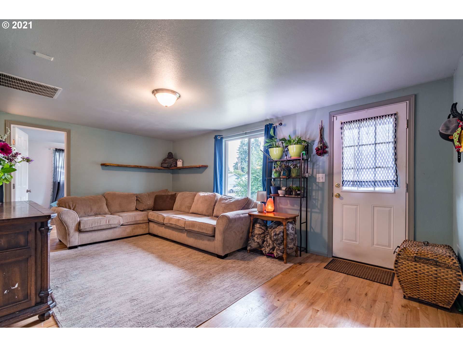 5195 E Street Springfield, OR 97478 - Photo 3 of 30 a living room with furniture and a couch