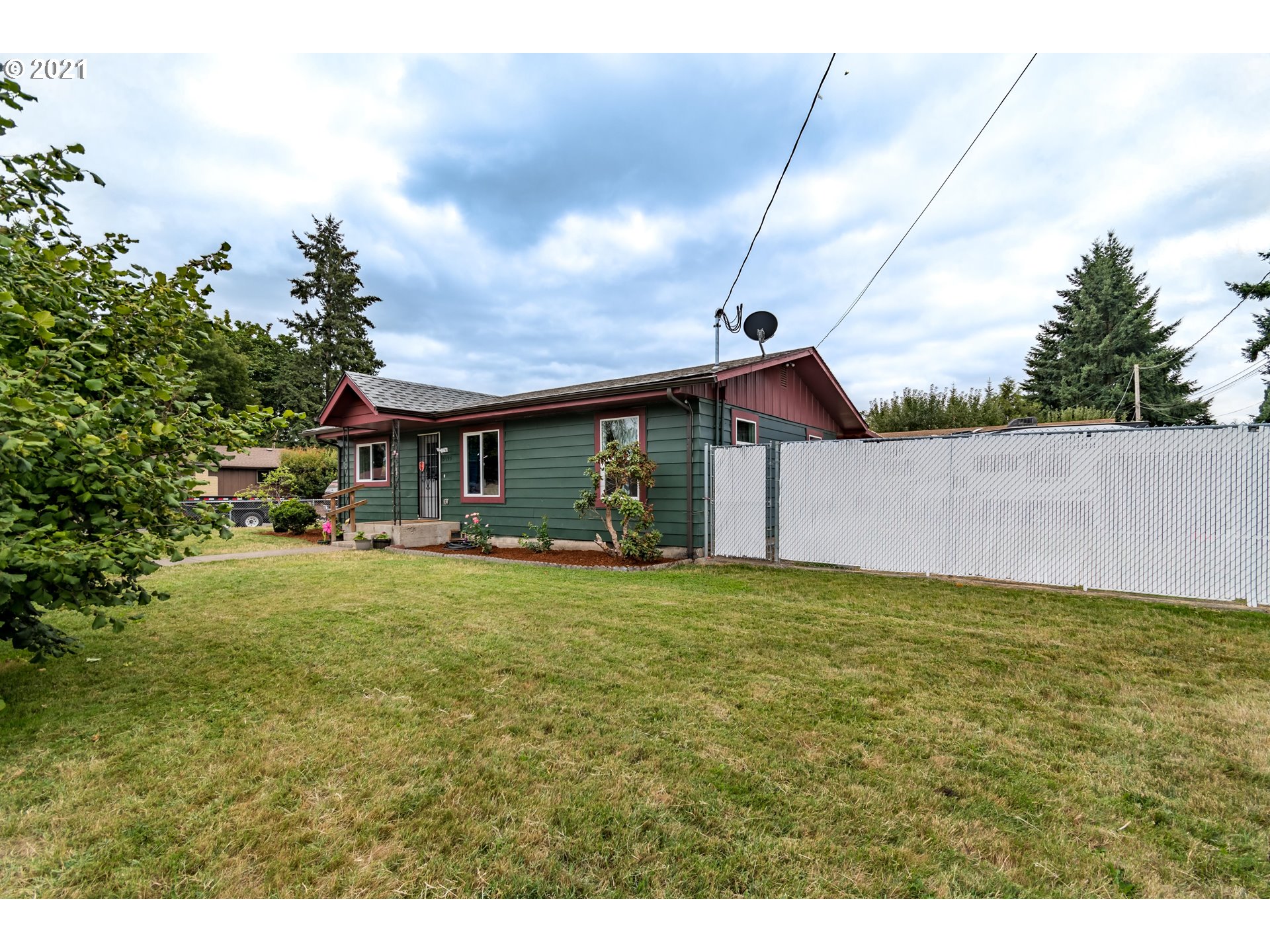 5195 E Street Springfield, OR 97478 - Photo 29 of 30 a backyard of a house with table and chairs