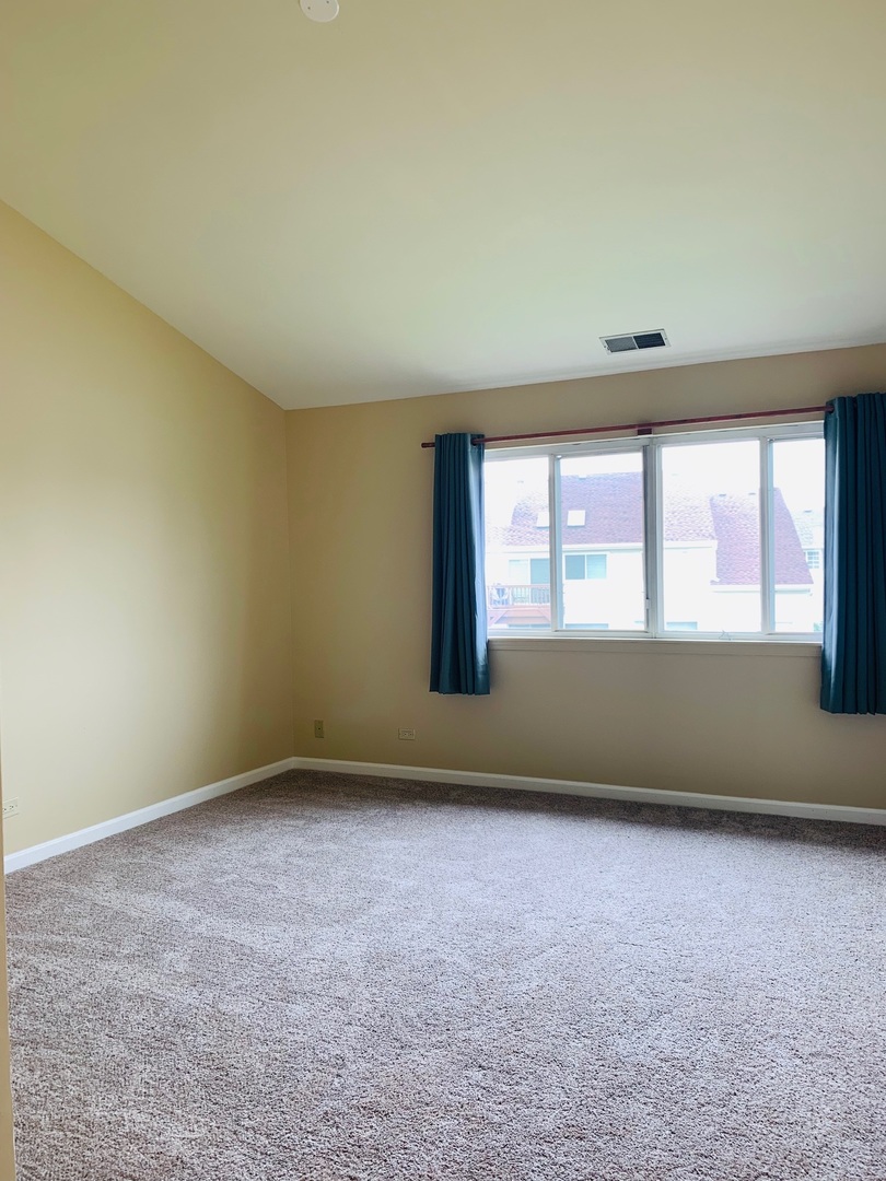 955 Ripple Ridge Cove, Unit 955 Darien, IL 60561 - Photo 8 of 13 an empty room with a window