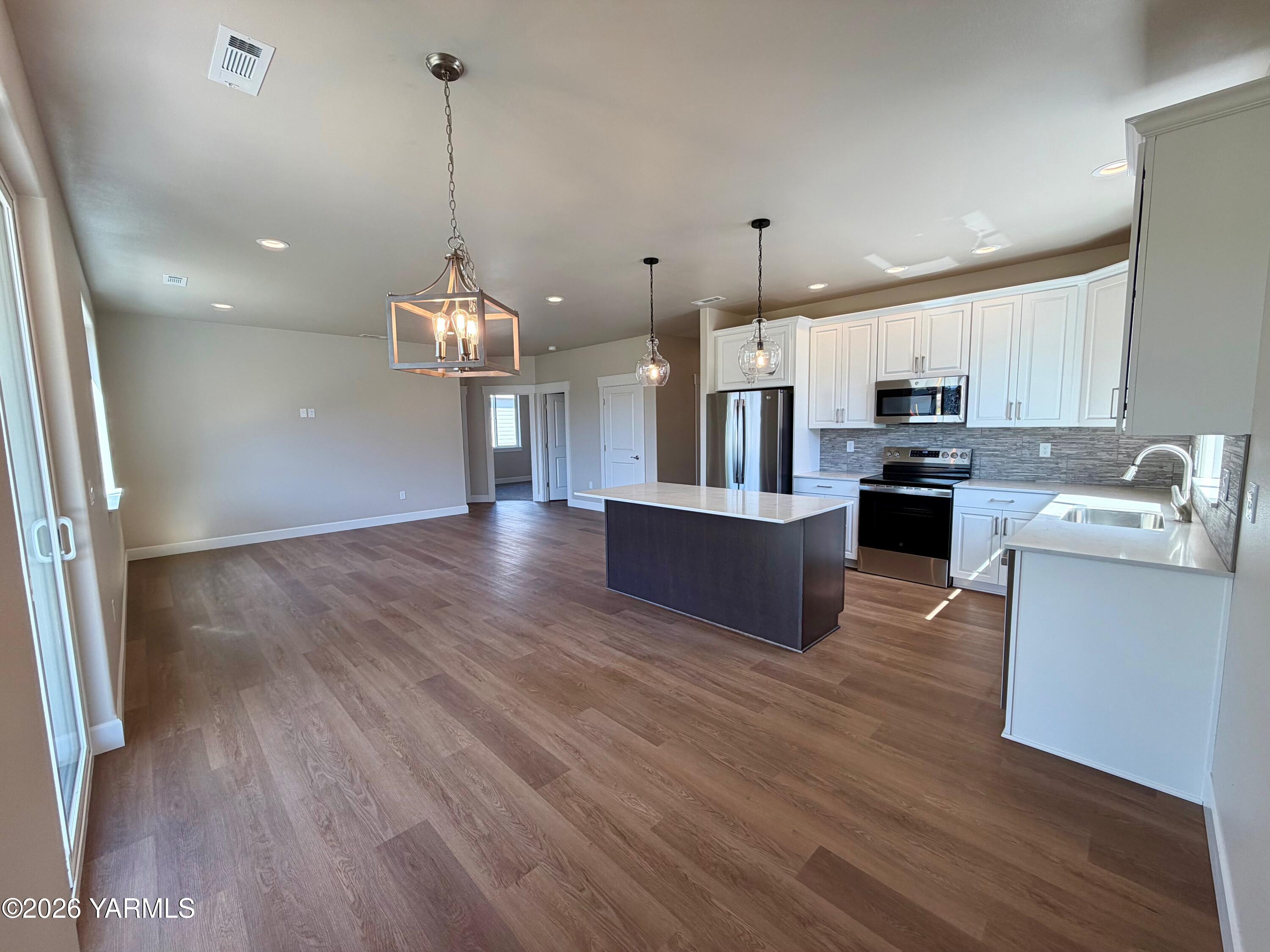 5912 Crestfields Road Yakima, WA 98903 - Photo 7 of 29 dining1