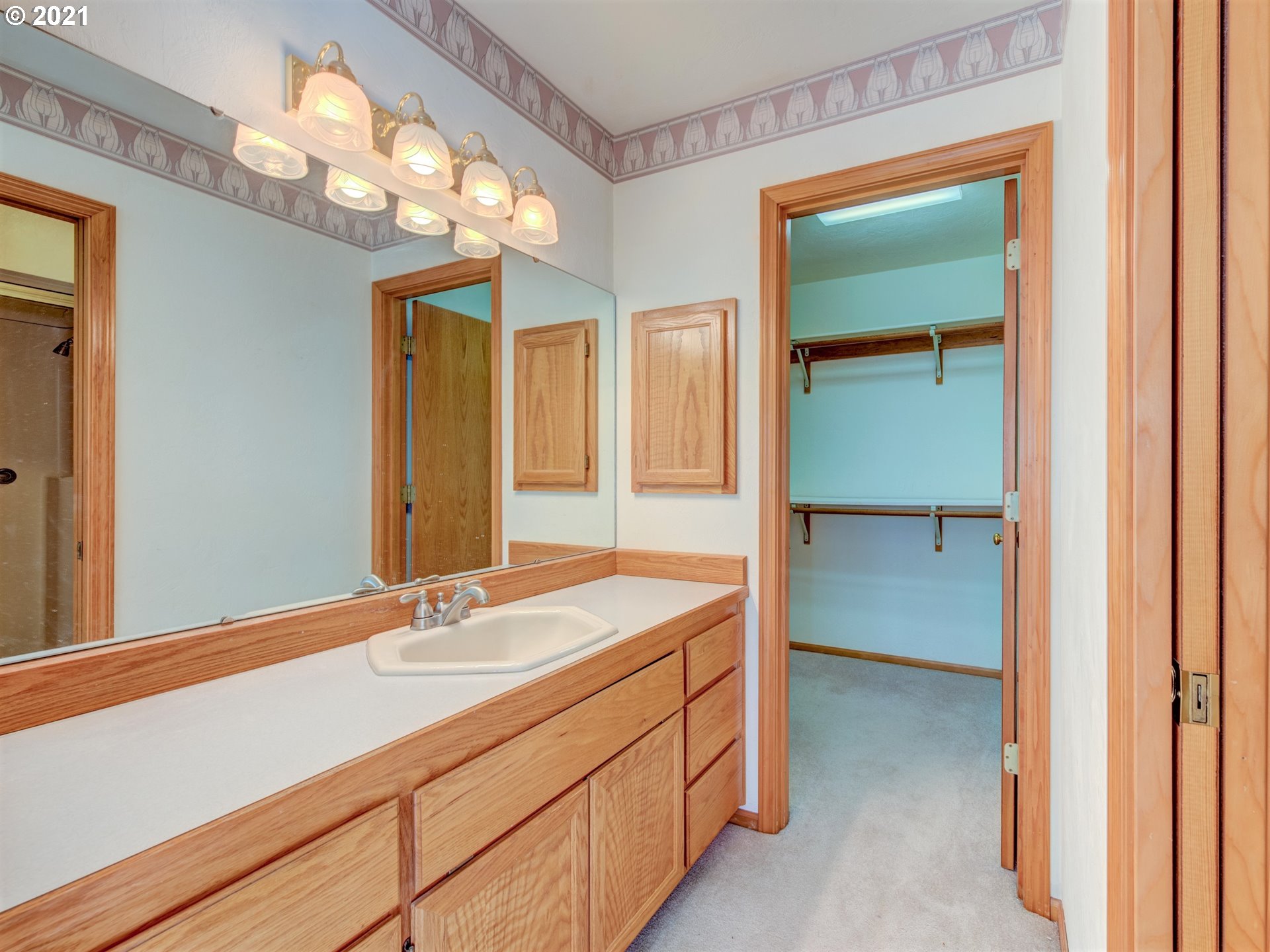 690 Poltava Street Springfield, OR 97477 - Photo 14 of 26 a bathroom with a sink and a mirror