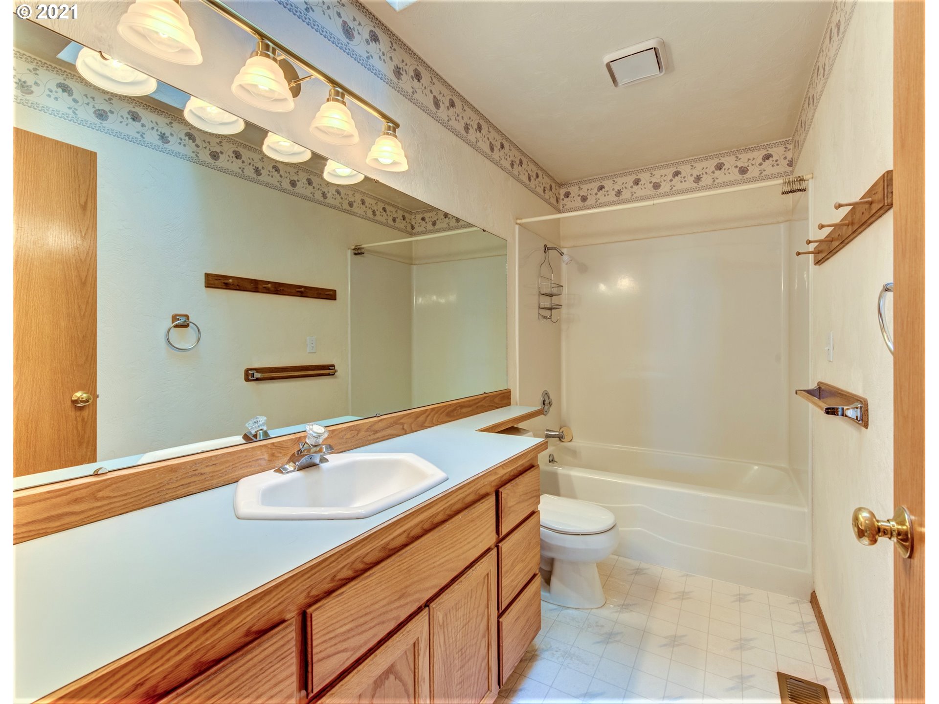 690 Poltava Street Springfield, OR 97477 - Photo 19 of 26 a bathroom with a sink a toilet a mirror and shower