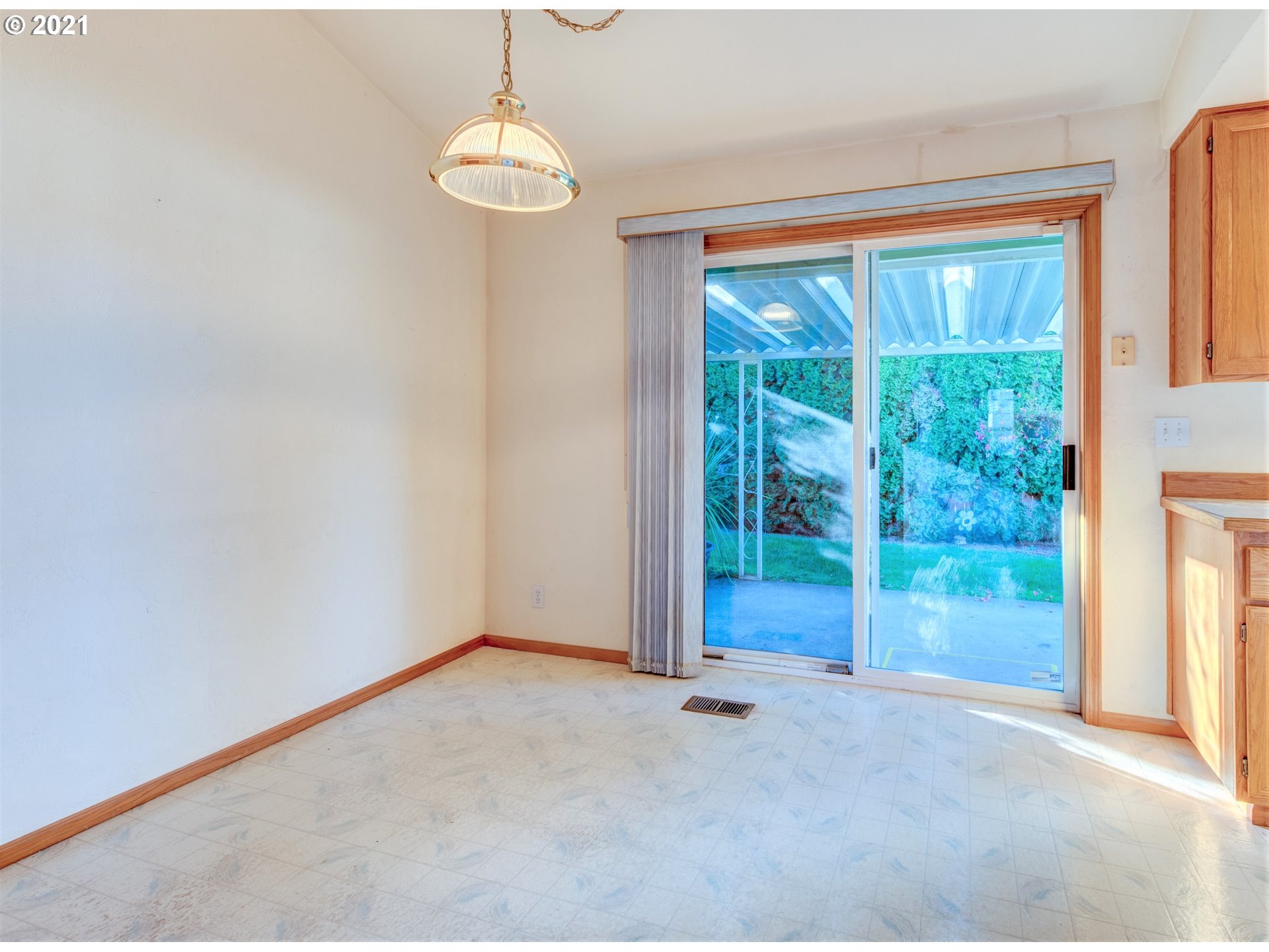 690 Poltava Street Springfield, OR 97477 - Photo 7 of 26 a view of empty room with floor to ceiling window