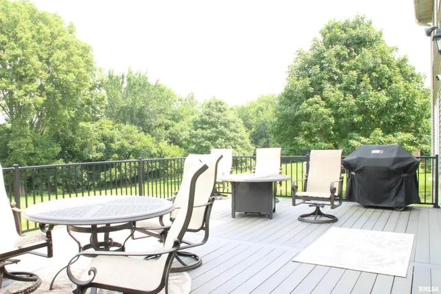 $594,000 | 1914 Ridgefield Drive, Port Byron, IL 61275