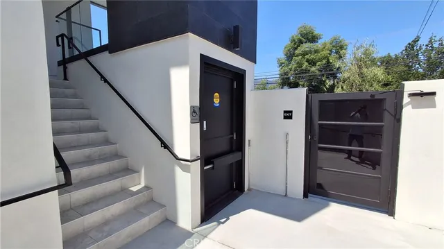 $4,950 | 4036 Rosemont Avenue, Unit 5, Montrose, CA 91020