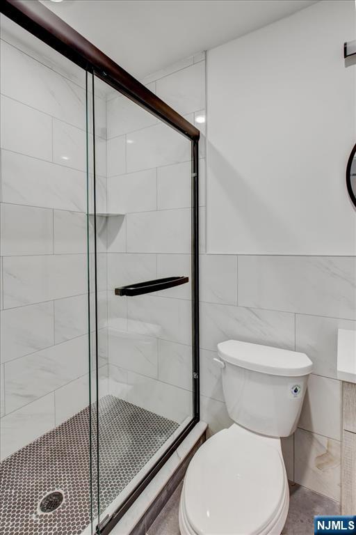 581 Bergen Street Newark, NJ 07108 - Photo 19 of 21 a bathroom with a toilet and a shower