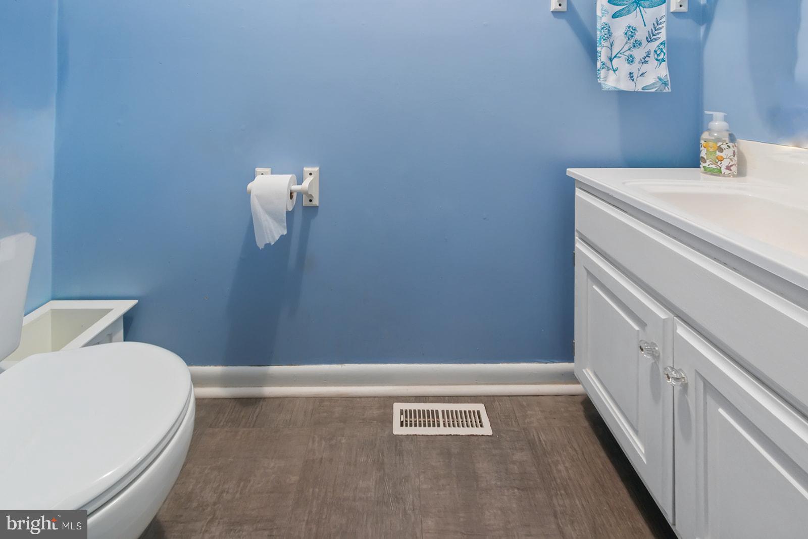 601 Grant Road, Unit 49 Folcroft, PA 19032 - Photo 13 of 39 powder room main fl
