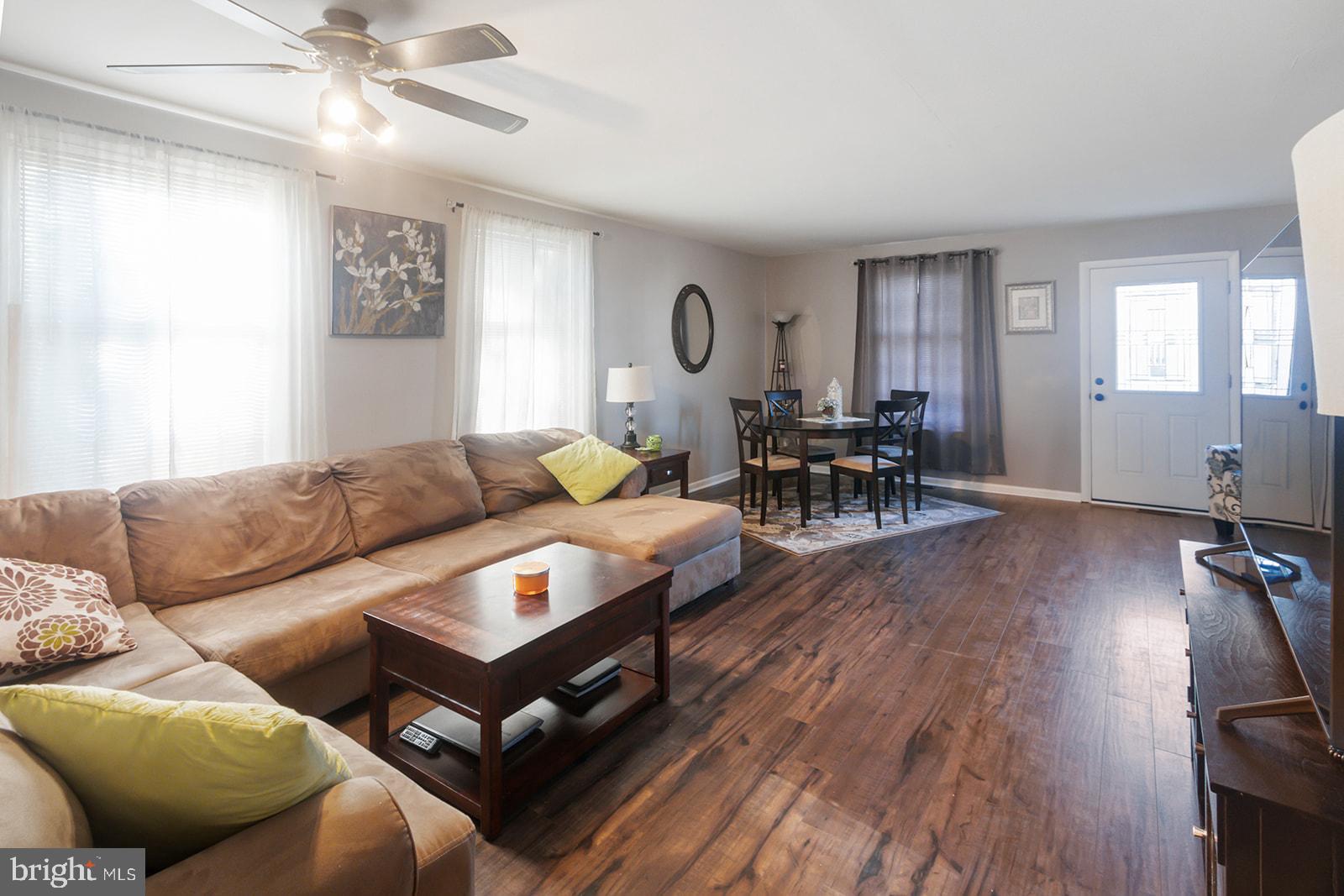 601 Grant Road, Unit 49 Folcroft, PA 19032 - Photo 6 of 39 Livingroom new floors