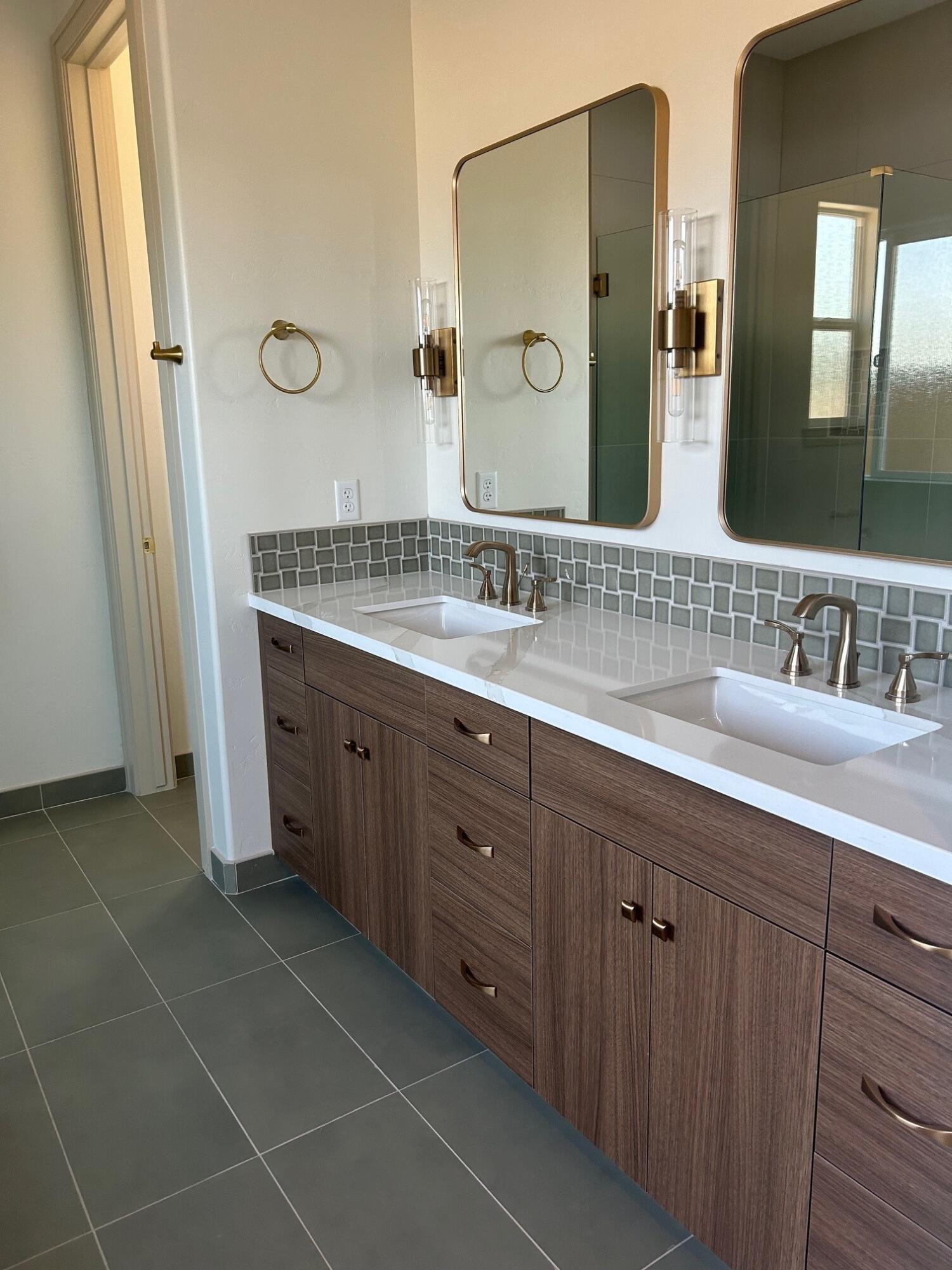 952 Hidden Ridge Tulare, CA 93274 - Photo 11 of 23 Bathroom
