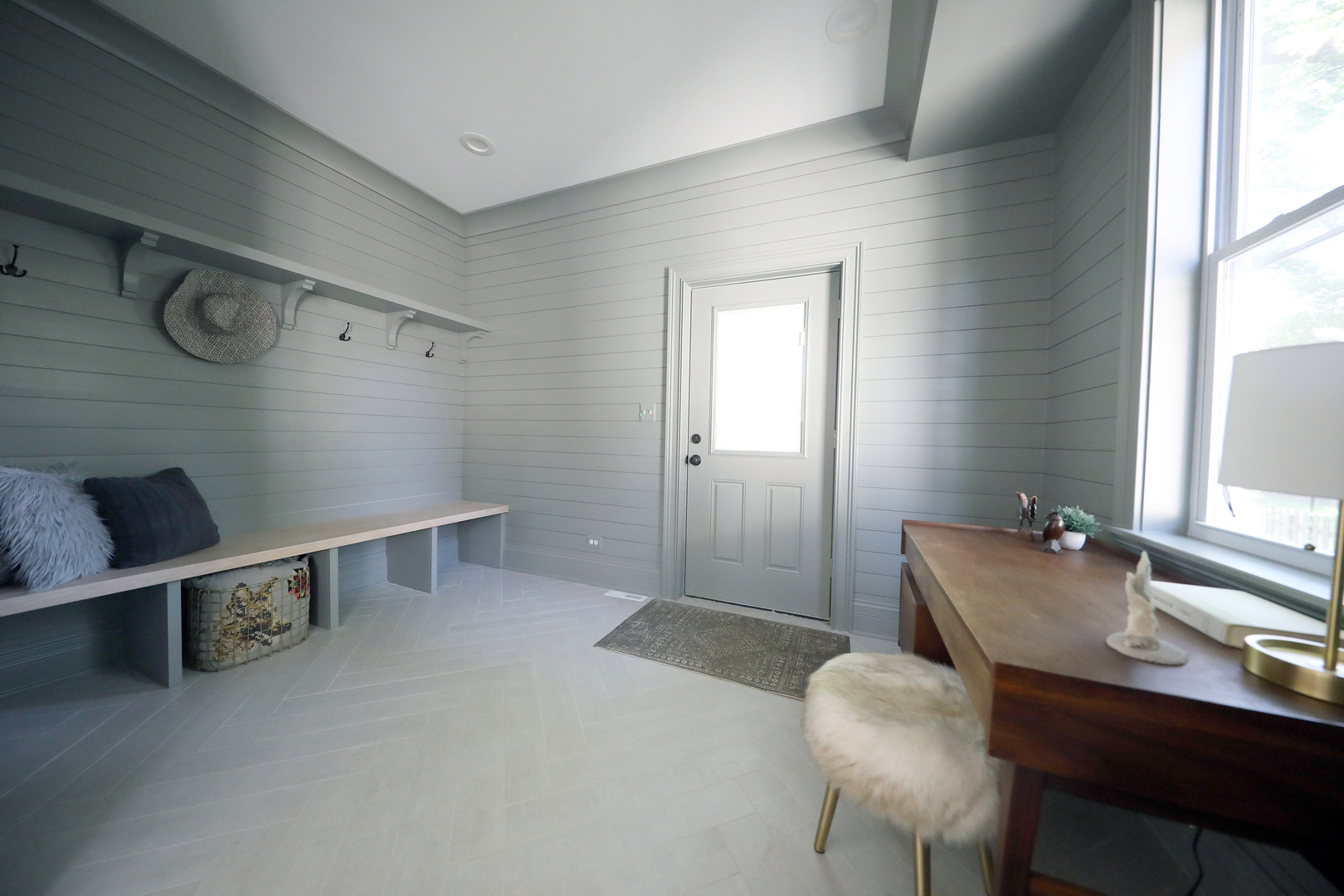 148 Barrypoint Road Riverside, IL 60546 - Photo 17 of 30 a bathroom with a sink tub and a chair