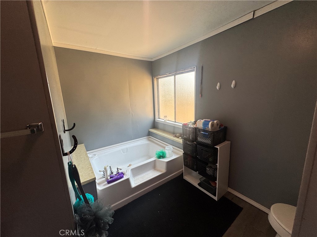 5393 Schafer Road Mariposa, CA 95338 - Photo 7 of 19 a room with furniture and a window