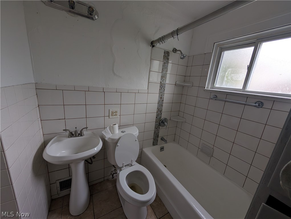 475 East 146th Street Cleveland, OH 44110 - Photo 15 of 28 Bathroom featuring a pedestal sink, white toilet, and tub with shower