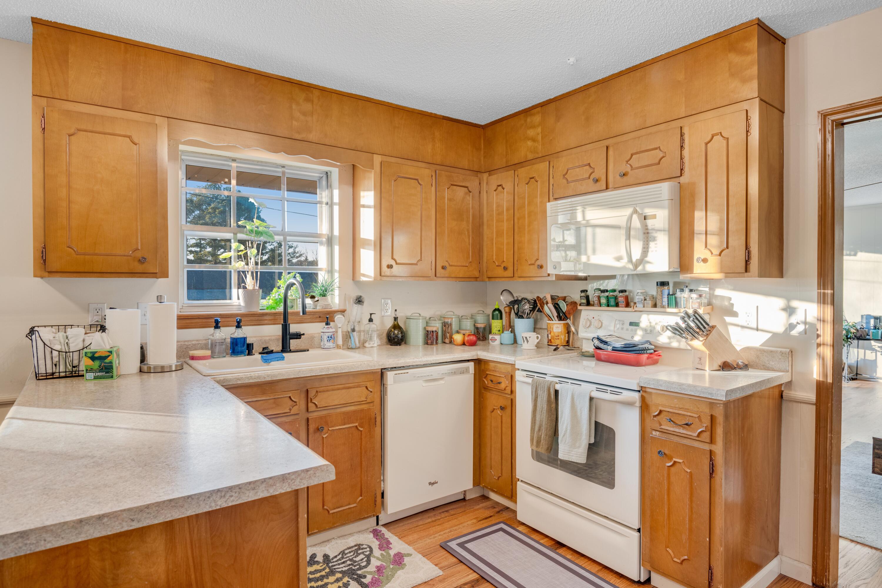 1509 Kippy Drive Chattanooga, TN 37421 - Photo 20 of 46 kitchen