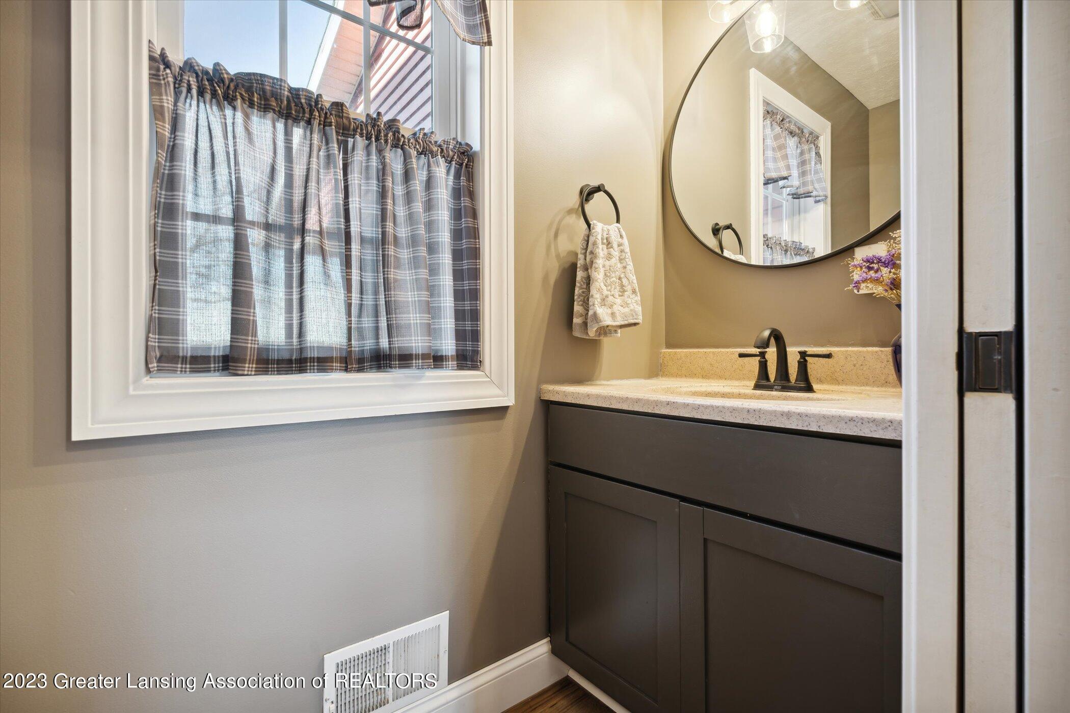 5477 Colby Road Owosso, MI 48867 - Photo 23 of 49 30-5477-Colby-Rd-Owosso-MI-48867-WindowS