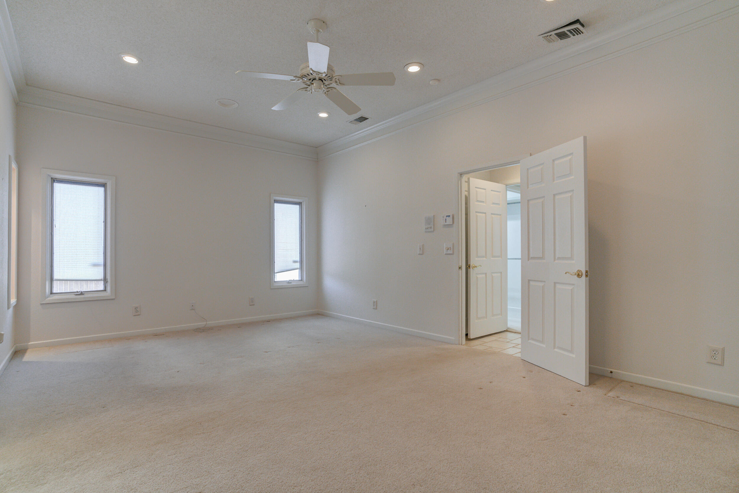 601 18th Street Seagraves, TX 79359 - Photo 8 of 19 en empty room with windows and closet