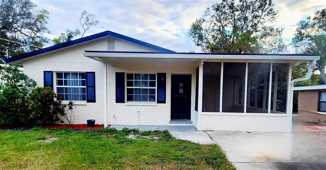 a view of house with garden