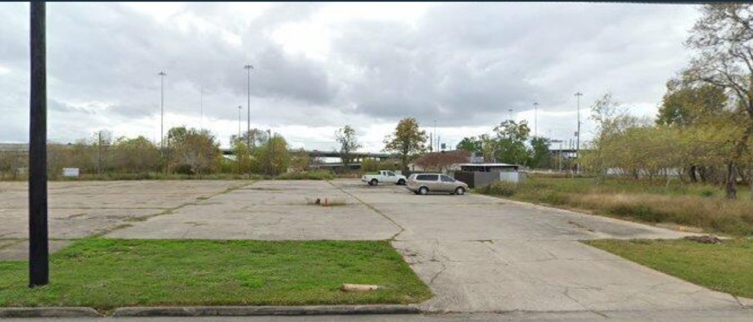 2712 Conti Street Houston, TX 77020 - Photo 4 of 10 a view of a lake view