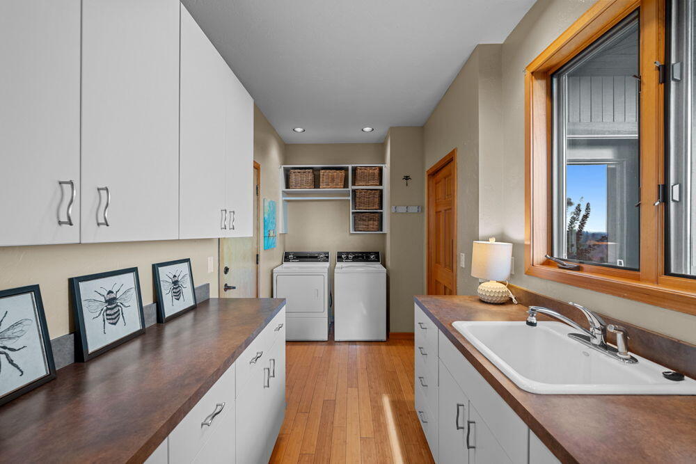 885 Northwest Chelsea Loop Bend, OR 97703 - Photo 52 of 57 97 41-web-or-mls-Riley_Visuals-41 -