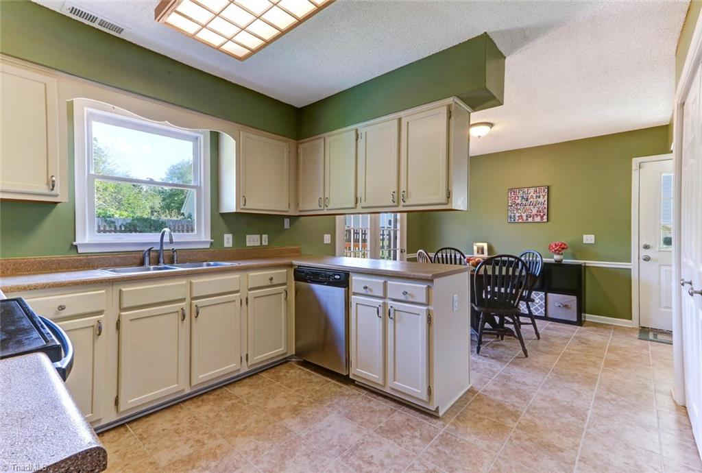 5804 Running Ridge Road Greensboro, NC 27407 - Photo 8 of 23 Gallery Image 8