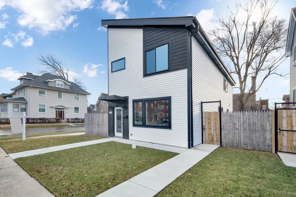 $4,300 | 5901 West Erie Street, Chicago, IL 60644