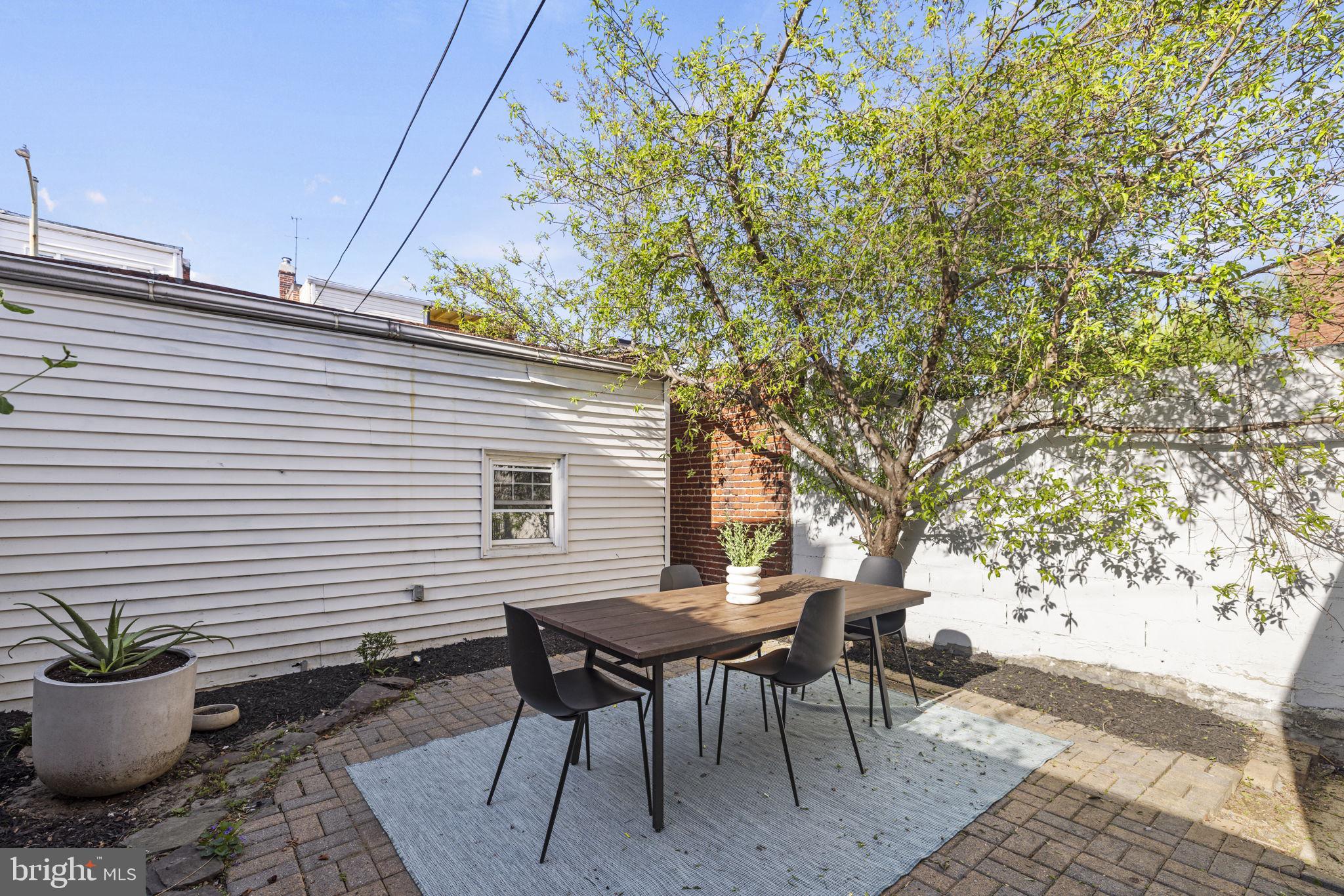 115 R Street Northwest Washington, DC 20001 - Photo 42 of 48 a backyard of a house with table and chairs